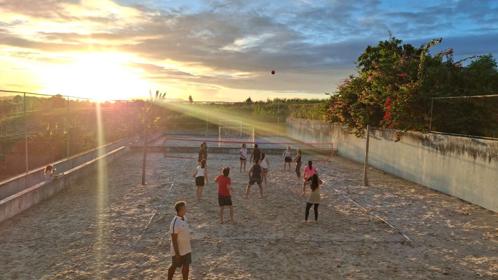 Vôlei ao pôr do sol
